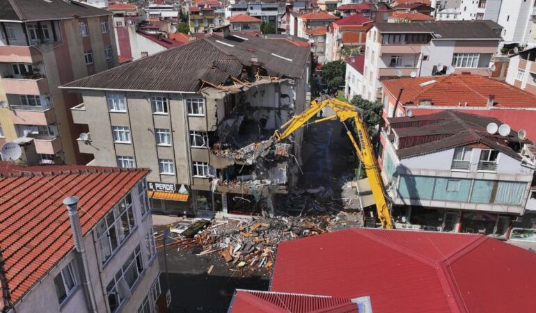 Pendik’te İETT otobüsünün çarptığı binanın yıkımına başlandı