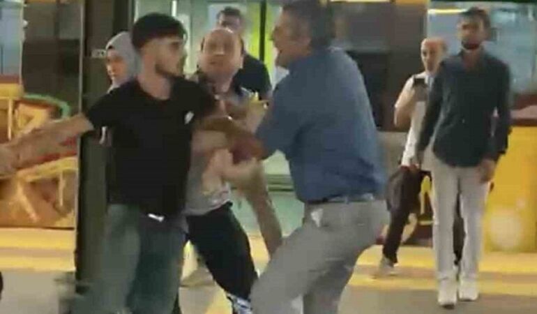 Pendik’te Marmaray istasyonunda kavga: 1 kişi yaralandı