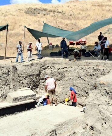 Perinthos Antik Kenti'nde ortaya çıkarılan tiyatroda, heykel ve mezar bulundu