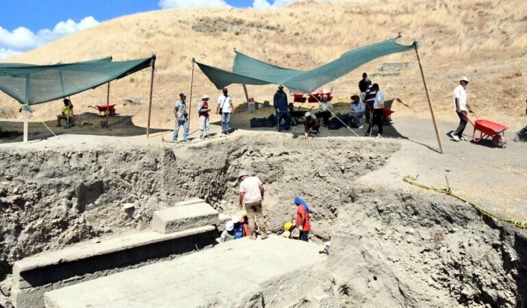 Perinthos Antik Kenti’nde ortaya çıkarılan tiyatroda, heykel ve mezar bulundu