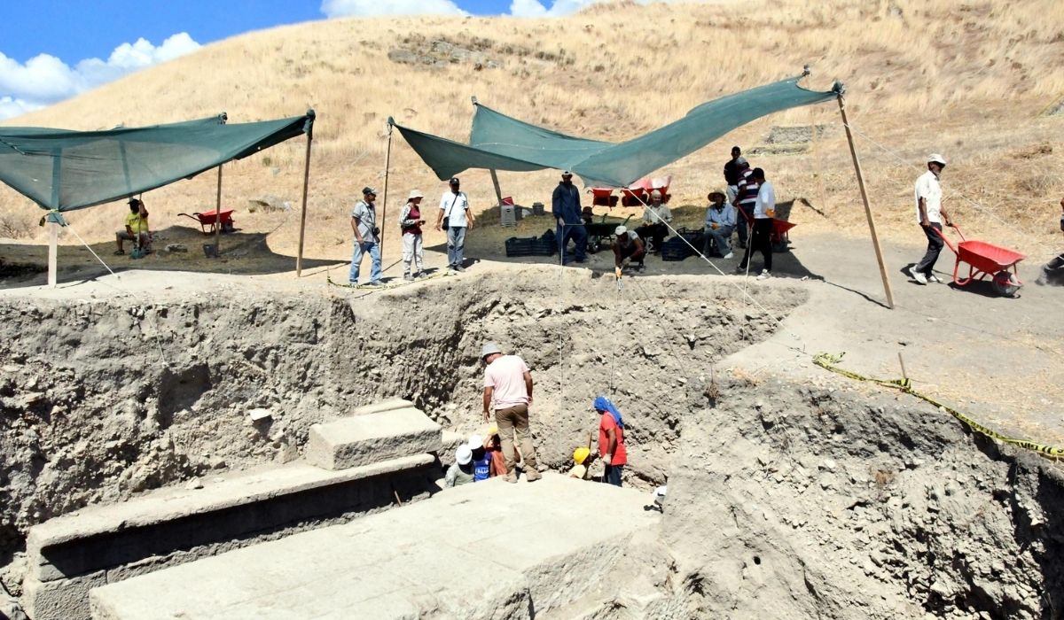 Perinthos Antik Kenti'nde ortaya çıkarılan tiyatroda, heykel ve mezar bulundu