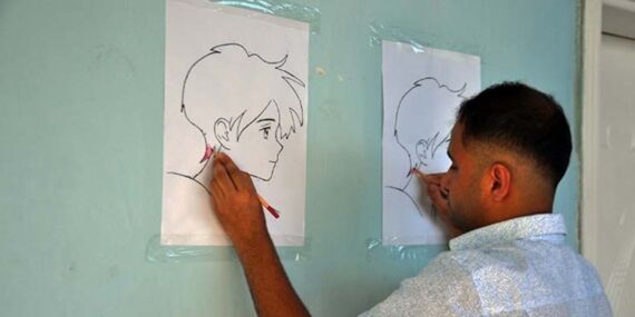 Reyhanlılı resim sanatçısı Resulhan Kozan, iki eliyle aynı anda iki resim çizebiliyor!