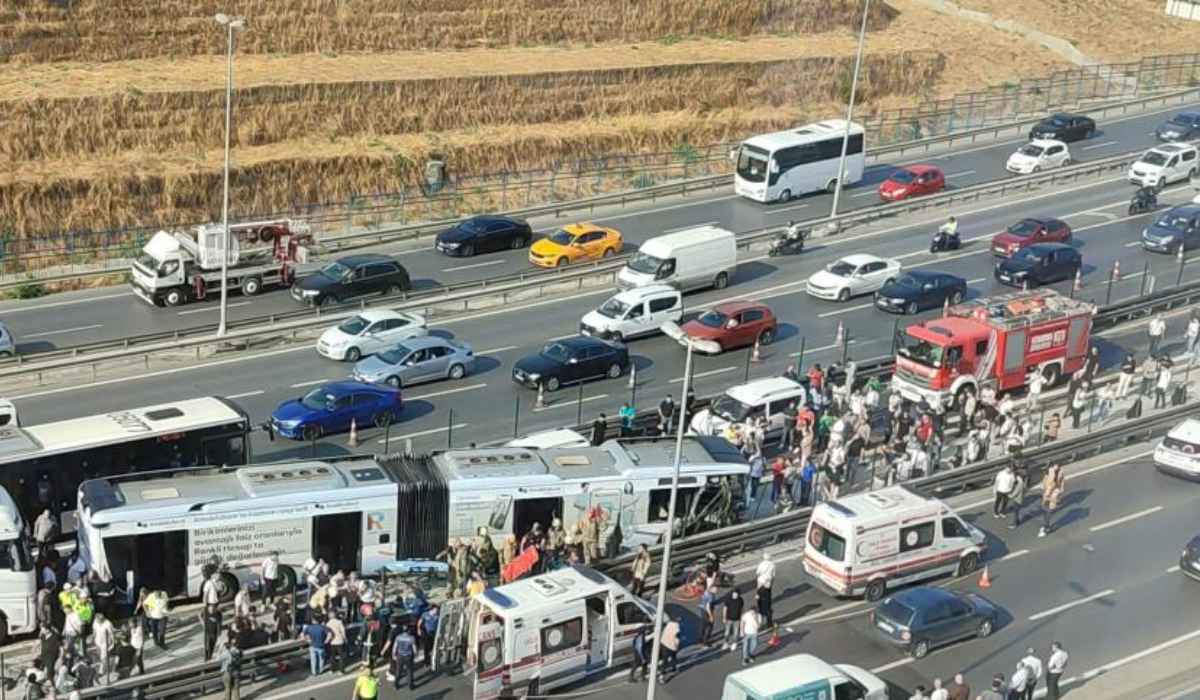 Sefaköy’de metrobüs kazası Çok sayıda yaralı