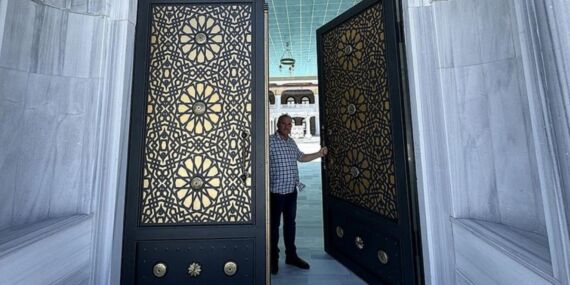 Selçuklu ve Osmanlı motiflerini metal kapılarda yaşatıyorlar