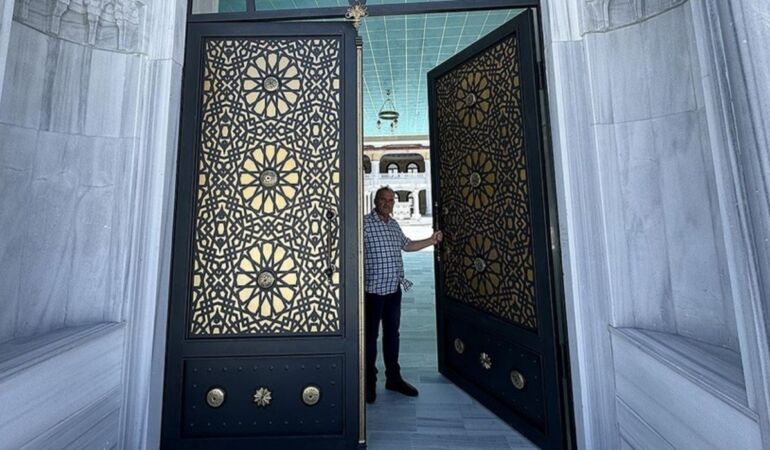 Selçuklu ve Osmanlı motiflerini metal kapılarda yaşatıyorlar