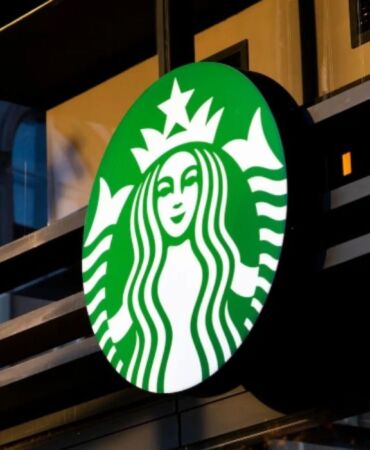 Starbucks'ın yeni CEO'sunun şirket uçağıyla işe gidecek olması çevrecilerin tepkisini çekti