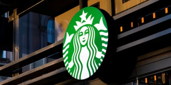 Starbucks’ın yeni CEO’sunun şirket uçağıyla işe gidecek olması çevrecilerin tepkisini çekti