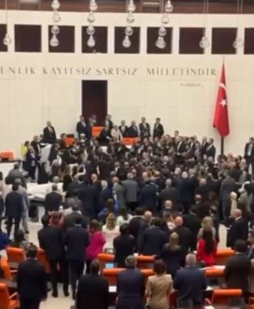 TBMM'de yüksek tansiyon Küfürleştiler, milletvekilini yumrukladılar...