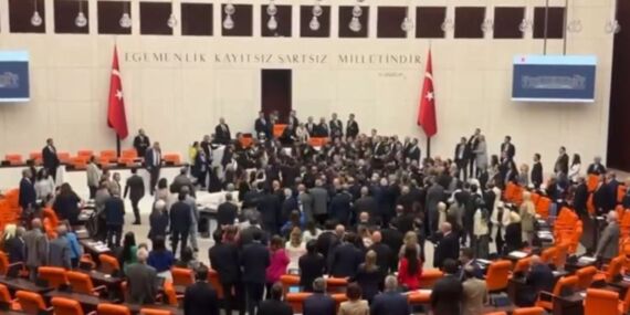 TBMM’de yüksek tansiyon: AKP’li vekillerden tekme tokat saldırı…