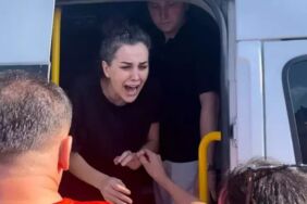 Tahliye olan Dilan Polat'ın hayrına sokakta su dağıttı