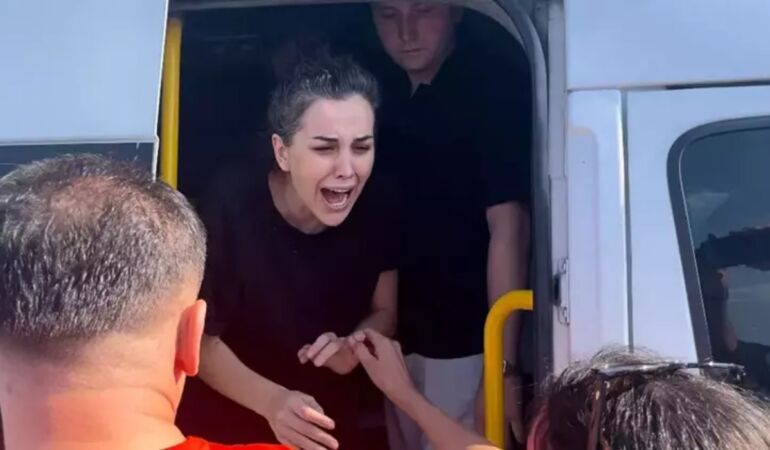 Tahliye olan Dilan Polat'ın hayrına sokakta su dağıttı