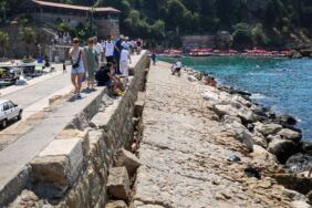 Tarihi limandaki mendirekte çatlaklar genişledi, taşlar devrildi