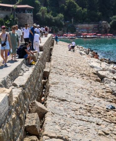 Tarihi limandaki mendirekte çatlaklar genişledi, taşlar devrildi