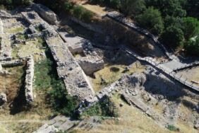 Troya'da arkeologlar saray ve agora ile sur duvarını gün ışığına çıkarıyor