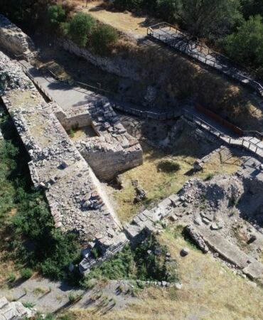 Troya'da arkeologlar saray ve agora ile sur duvarını gün ışığına çıkarıyor