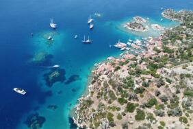 Turistler Antalya'nın doğa harikası koylarını mavi yolculukla keşfediyor