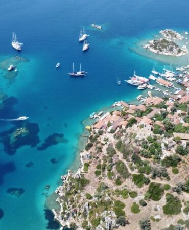Turistler Antalya'nın doğa harikası koylarını mavi yolculukla keşfediyor