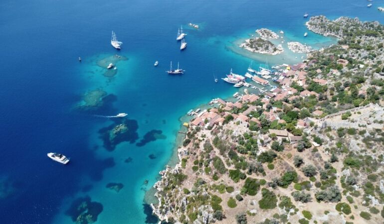 Turistler Antalya’nın doğa harikası koylarını mavi yolculukla keşfediyor