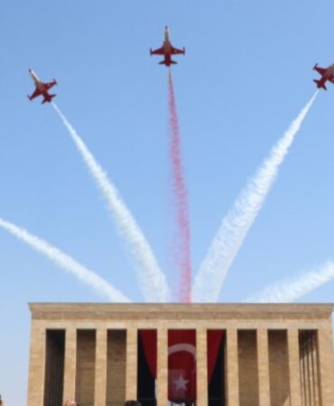 Türk Yıldızları'ndan Anıtkabir'de 'Ata'ya saygı' uçuşu