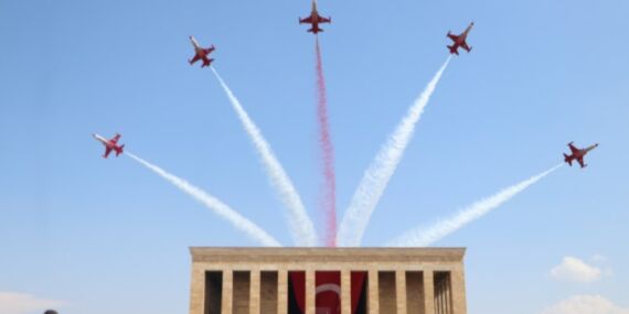 Türk Yıldızları’ndan Anıtkabir’de ‘Ata’ya saygı’ uçuşu