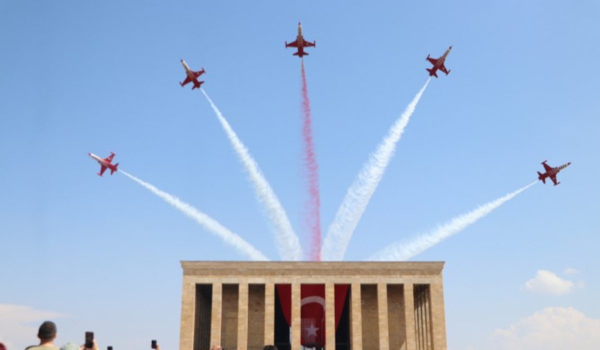 Türk Yıldızları'ndan Anıtkabir'de 'Ata'ya saygı' uçuşu