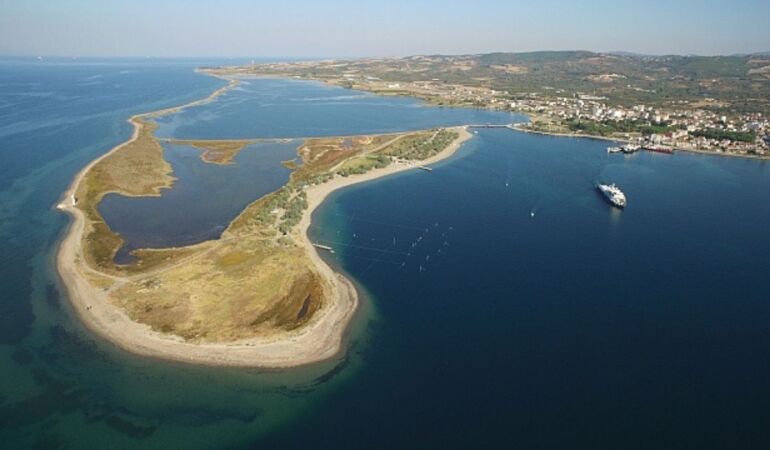 Türkiye’nin dört bir yanından gelip kumda şifa arıyorlar