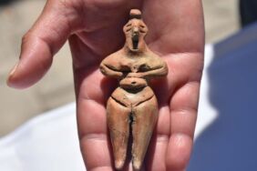 Ulucak Höyüğü'nde 8 bin yıllık kadın heykelciği bulundu