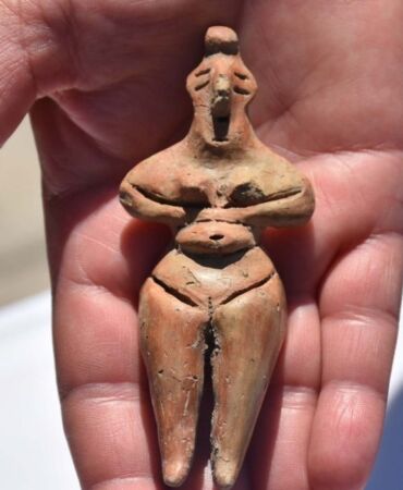 Ulucak Höyüğü'nde 8 bin yıllık kadın heykelciği bulundu