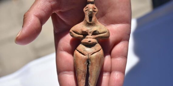 Ulucak Höyüğü’nde 8 bin yıllık kadın heykelciği bulundu