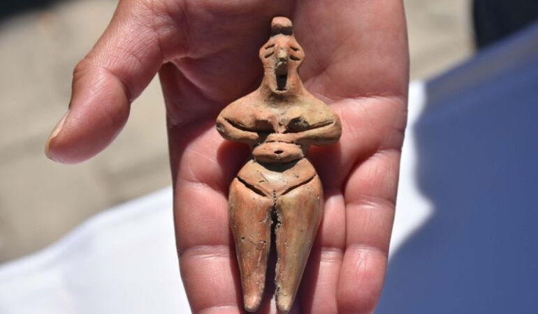 Ulucak Höyüğü’nde 8 bin yıllık kadın heykelciği bulundu