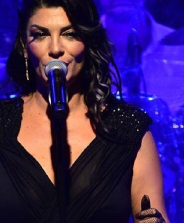 Ünlü şarkıcı Aslı Zen'in Urla'daki evi yanma tehlikesi geçirdi