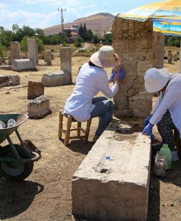 Van Gölü'nden çıkarılan Selçuklu mezar taşları ait oldukları yere taşındı