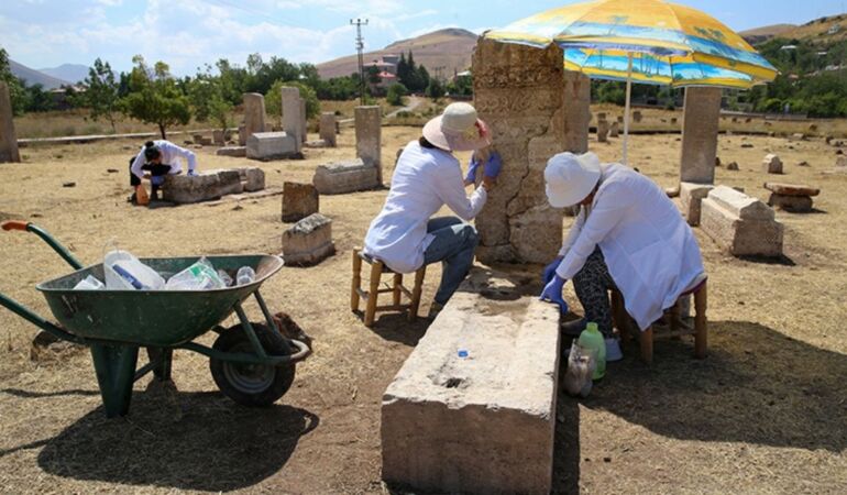 Van Gölü’nden çıkarılan Selçuklu mezar taşları ait oldukları yere taşındı