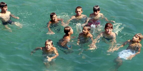 Van Gölü’ne giren çocuklar ‘sarışın’ oluyor!