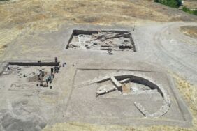 Yassı Höyük'te 2 bin 800 yıllık nohut, buğday, kayısı çekirdeği, üzüm ve sarımsak taneleri bulundu