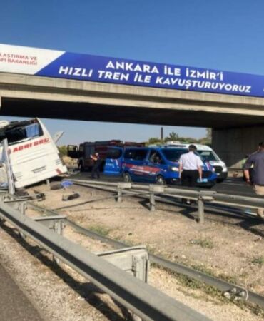 ankarada yolcu otobüsü köprüye saplandı ölü ve yaralı