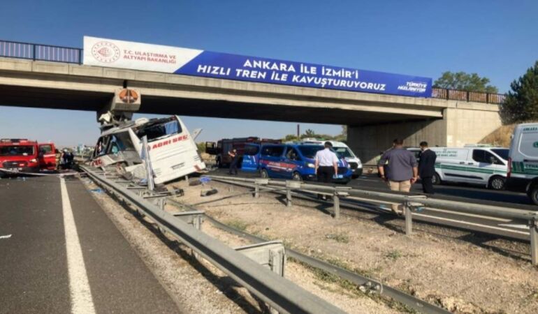 ankarada yolcu otobüsü köprüye saplandı ölü ve yaralı