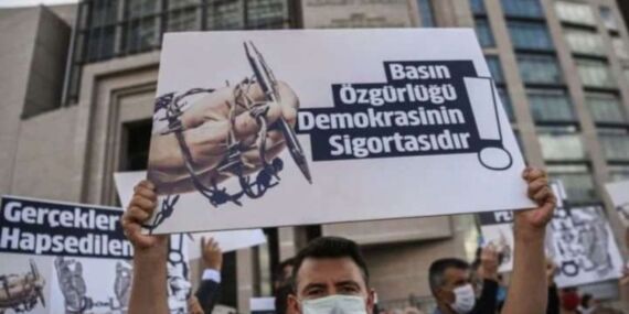 Türkiye’de basın sansürü zirveye çıktı: Gazeteciler 20 günde 43 davada yargılandı