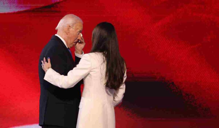 Biden, gözyaşları içinde partisine veda etti