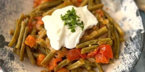 Yaz sofralarına çok yakışan hafif ve ferahlatıcı lezzet: Börülce kavurması tarifi…