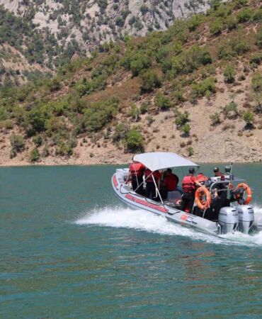 ADANA’DA DÜŞEN HELİKOPTER ENKAZINI ÇIKARMA ÇALIŞMALARI SÜRÜYOR