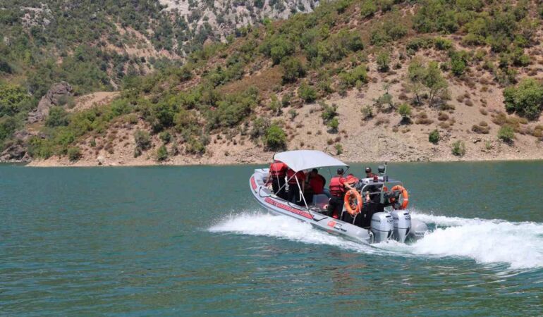 ADANA’DA DÜŞEN HELİKOPTER ENKAZINI ÇIKARMA ÇALIŞMALARI SÜRÜYOR