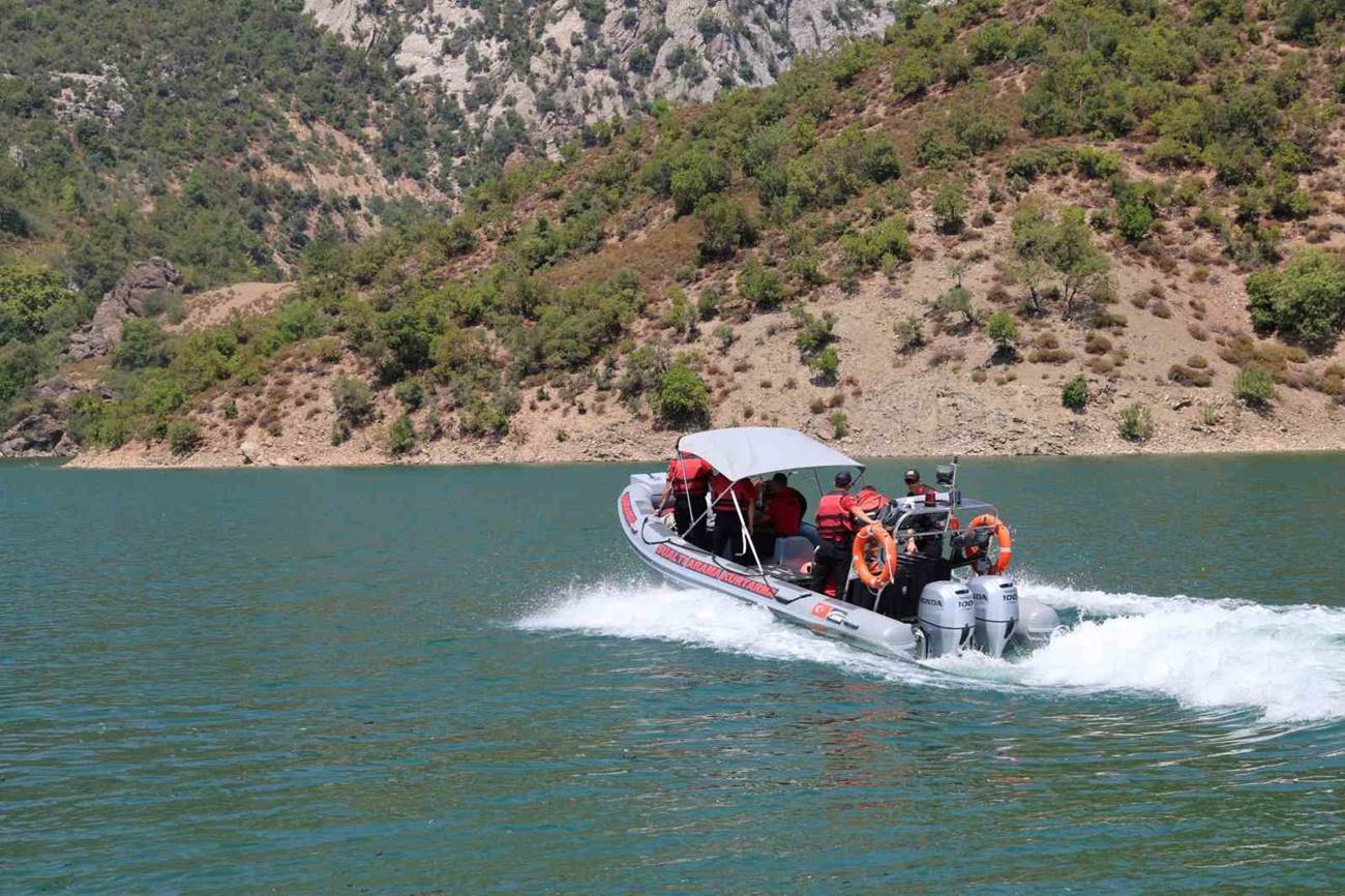 ADANA’DA DÜŞEN HELİKOPTER ENKAZINI ÇIKARMA ÇALIŞMALARI SÜRÜYOR