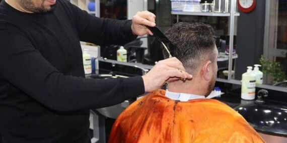 Kuaför ve berberler pazar kapanma kararına isyan etti