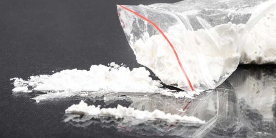 Bir yardım derneği evsizlere yanlışlıkla şeker diye yüksek dozda metamfetamin içeren şeker dağıttı