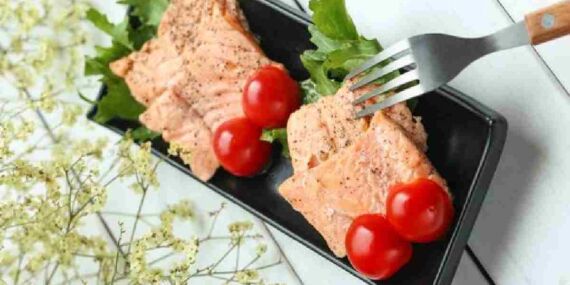 Hafif bir akşam yemeği önerisi… Akşam yemeğinde ne pişirsem diye düşünenlere enfes ızgara somon ve roka salatası tarifi!