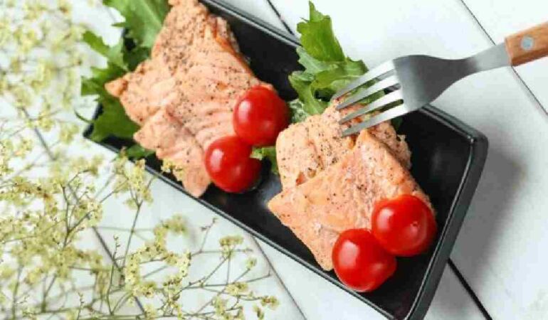 Hafif bir akşam yemeği önerisi… Akşam yemeğinde ne pişirsem diye düşünenlere enfes ızgara somon ve roka salatası tarifi!