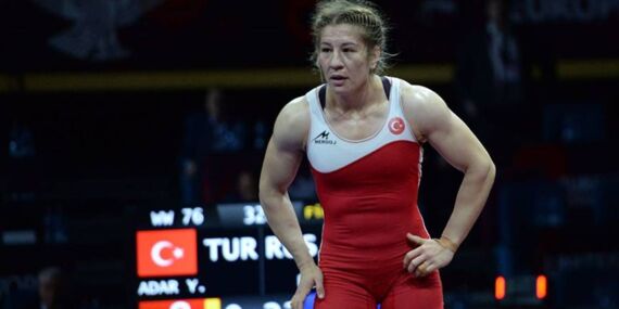 Ne varsa kadınlarda var! Güreşin umudu Yasemin Adar!