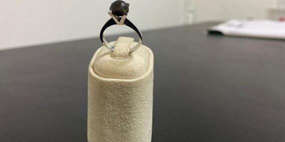 Meteor taşından yapılan yüzükle evlilik yıldönümünü kutladı