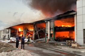 Adana Yüreğir'de kırtasiye malzemeleri bulunan depoda yangın çıktı 10 iş yeri zarar gördü